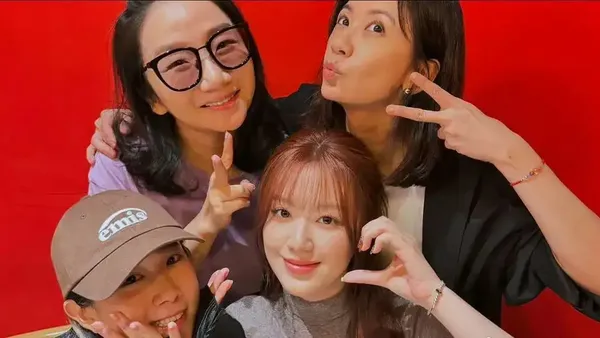 贾静雯叶舒华陶晶莹与友人聚餐 比剪刀手合影留念