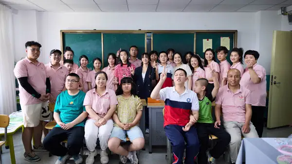 蔡依林呼吁粉丝关注特殊群体 探访太原灵星社区“星星的孩子”