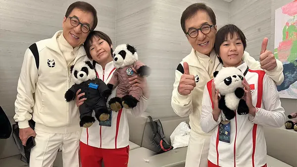 Quan Hongchan took a photo with Jackie Chan in the same frame, holding a panda doll and pasting it so cute