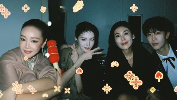 Fan Chengcheng takes backstage photos for all the stars, and everyone is funny and cute, handsome and beautiful.