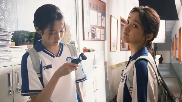 关晓彤晒新剧片场单马尾校服照 青春靓丽状态超好