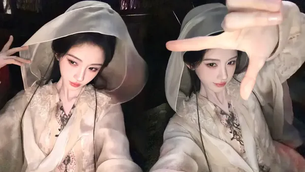 鞠婧祎斗篷造型气质古典空灵 双手比心娇俏可爱