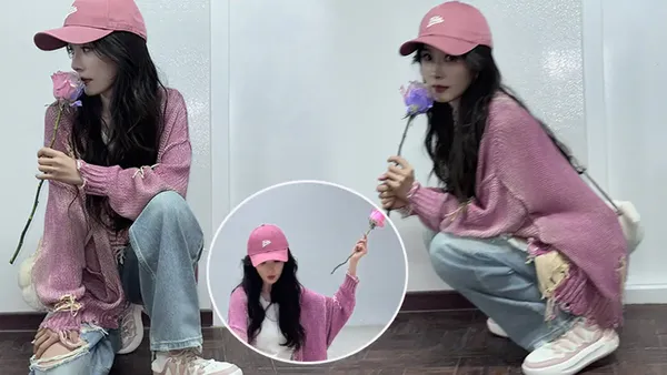 Yang Mi wears a pink top with ripped pants and feels sweet and cool. He holds roses in his hand and is gentle and romantic