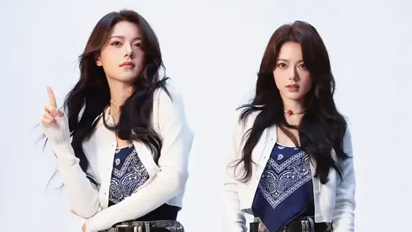 Zhao Jinmai wears a suit with a pleated skirt, youthful and beautiful, and the mirror is playful and cute