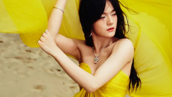 文淇一袭黄色抹胸纱裙明媚随性 发丝飘逸氛围感拉满