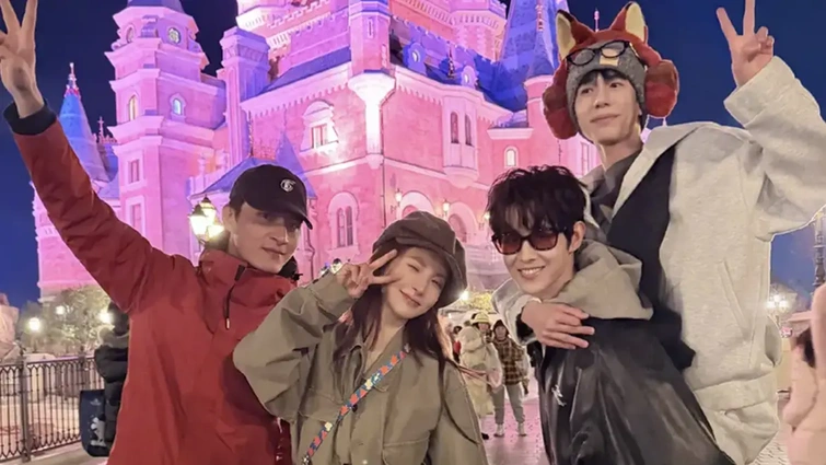 金晨田嘉瑞迪士尼玩耍超开心 手持冰淇淋温柔可爱