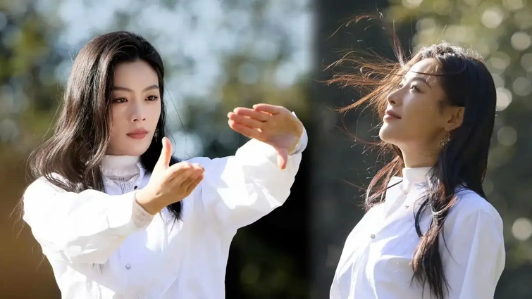 陈丽君穿白衬衫配皮裤气质出尘 草坪遛金毛尽显随性自在