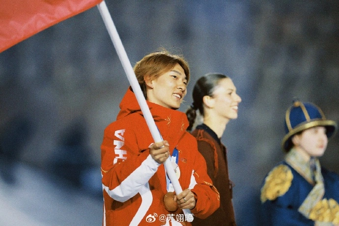 米兰冬奥会举办闭幕式 苏翊鸣担任中国体育代表团旗手入场