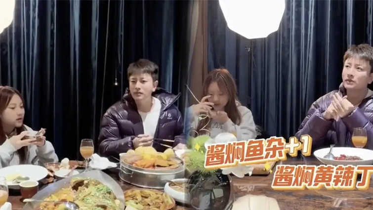 贾乃亮带女儿和老家亲戚聚餐！饭桌上被甜馨提醒不要喝气泡水