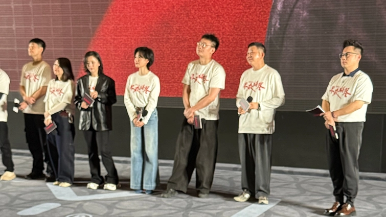 《长夜将尽》首映礼众星云集  万茜揭秘点燃灯箱戏背后的情感爆发