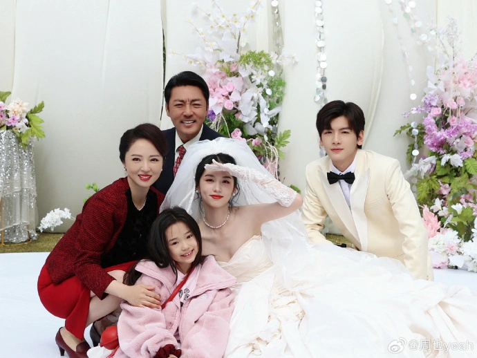 周也晒婚纱剧照好欢乐！与董璇小酒窝翟潇闻同框合影