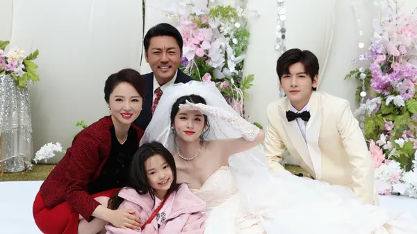 周也晒婚纱剧照好欢乐！与董璇小酒窝翟潇闻同框合影