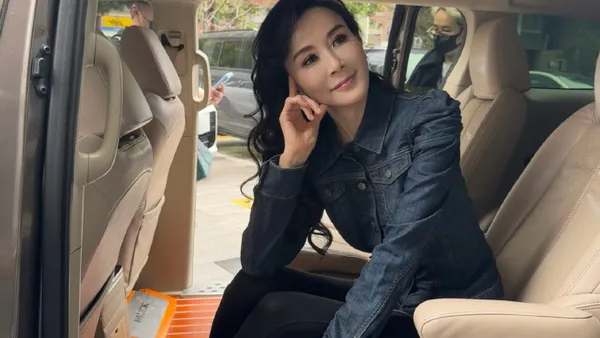 57岁萧蔷乘风护队友刷屏全网:一句退赛宣言,照见内娱最稀缺的担当