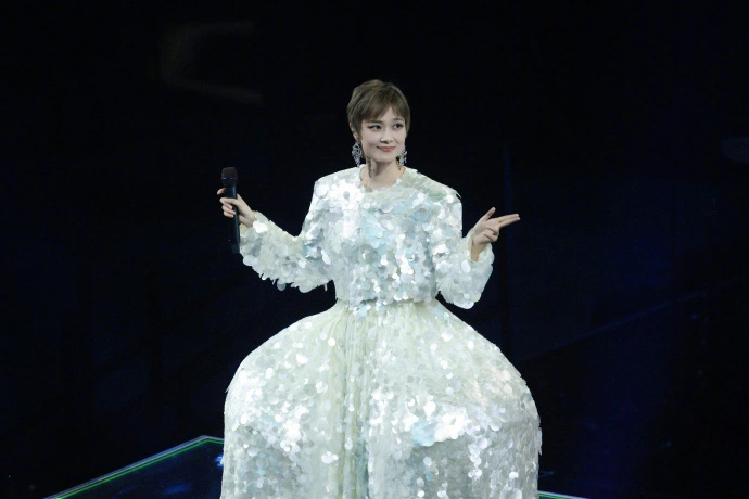 半个娱乐圈自发赴约！李宇春演唱会刷屏：内娱真正的体面，从来不靠流量